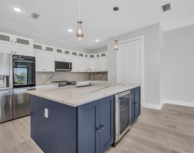 1327 Wesley Drive - Photo Thumbnail 8