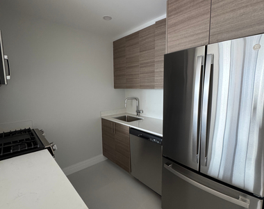 West 48th Street - Photo Thumbnail 10