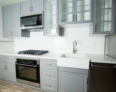 210 Laurel Street - Photo Thumbnail 2