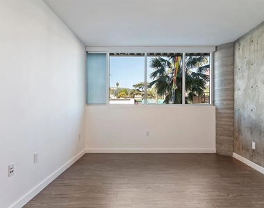 5750 Hollywood Boulevard - Photo Thumbnail 19