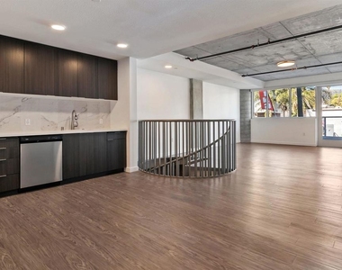 5750 Hollywood Boulevard - Photo Thumbnail 11
