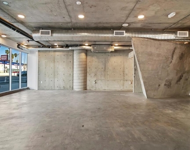 5750 Hollywood Boulevard - Photo Thumbnail 2