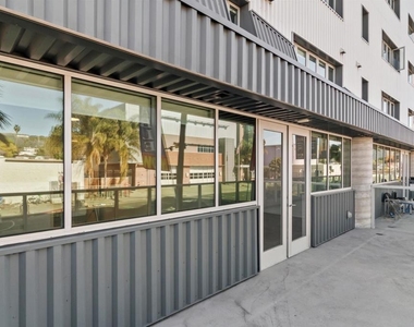 5750 Hollywood Boulevard - Photo Thumbnail 5