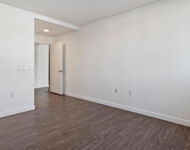 5750 Hollywood Boulevard - Photo Thumbnail 21