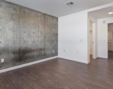 5750 Hollywood Boulevard - Photo Thumbnail 20