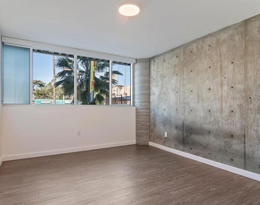 5750 Hollywood Boulevard - Photo Thumbnail 18