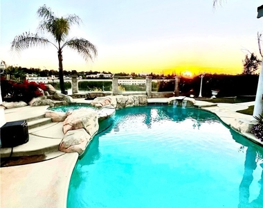 685 Bradbury - Photo Thumbnail 12