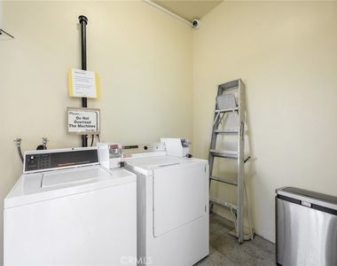 208 E Chevy Chase Drive - Photo Thumbnail 12