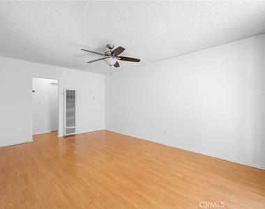 208 E Chevy Chase Drive - Photo Thumbnail 2