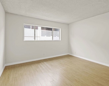 1033 6th Street - Photo Thumbnail 7