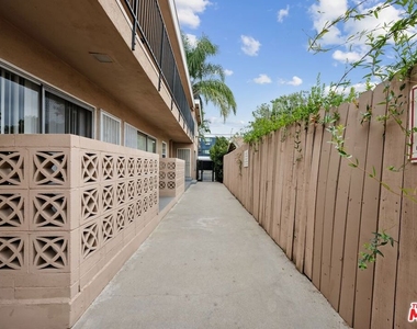 7550 Fountain - Photo Thumbnail 2