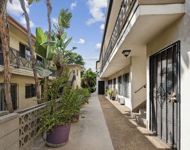 633 N Hayworth Avenue - Photo Thumbnail 2