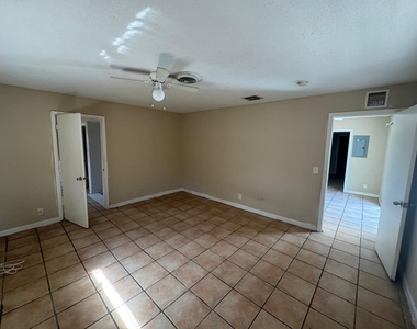 1430 N Stacy Street N - Photo Thumbnail 3
