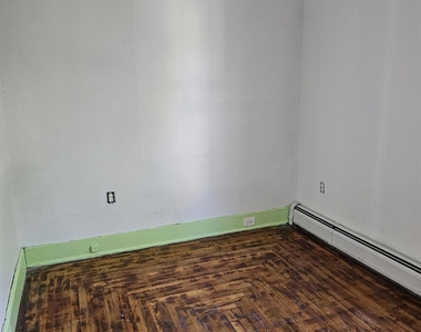156 N Clinton Street N - Photo Thumbnail 7