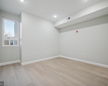 103 103 N 63rd - Photo Thumbnail 7