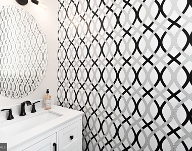842 N Leithgow Street - Photo Thumbnail 3