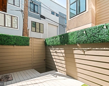 842 N Leithgow Street - Photo Thumbnail 7