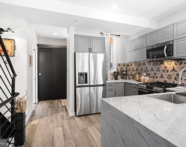 842 N Leithgow Street - Photo Thumbnail 1