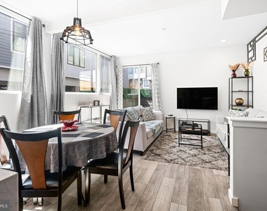 842 N Leithgow Street - Photo Thumbnail 2