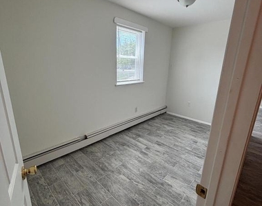 712 W 39th Street - Photo Thumbnail 3