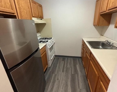 712 W 39th Street - Photo Thumbnail 2