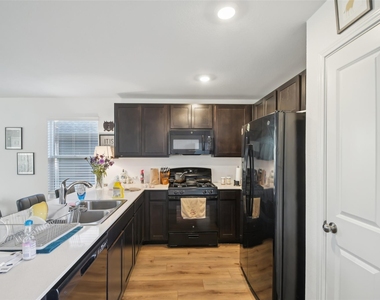 857 Powell St - Photo Thumbnail 9