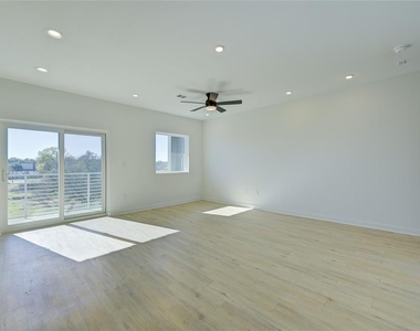 100 W Mockingbird Ln - Photo Thumbnail 7