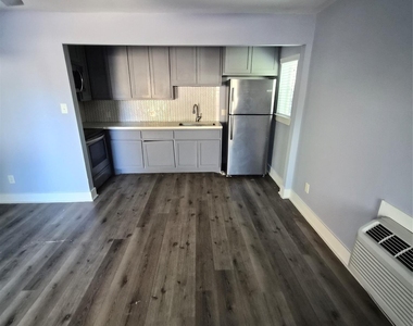 1421 Marshall Street - Photo Thumbnail 3