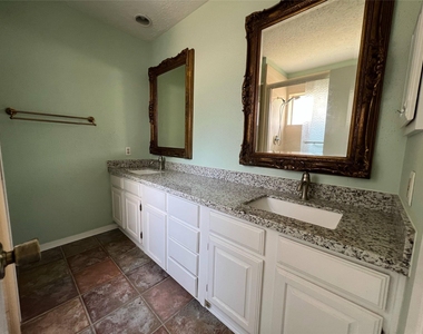 2134 Collingsfield Drive - Photo Thumbnail 10