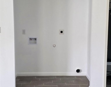 915 24th Street - Photo Thumbnail 5