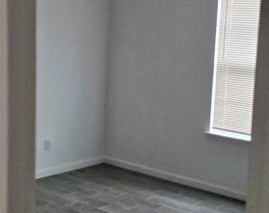 915 24th Street - Photo Thumbnail 8