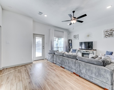 204 Shoreview Drive - Photo Thumbnail 18