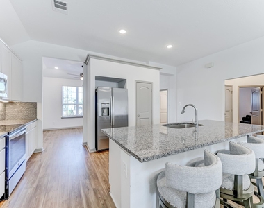 204 Shoreview Drive - Photo Thumbnail 17