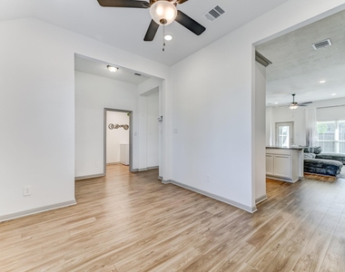 204 Shoreview Drive - Photo Thumbnail 8