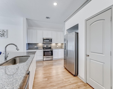 204 Shoreview Drive - Photo Thumbnail 15