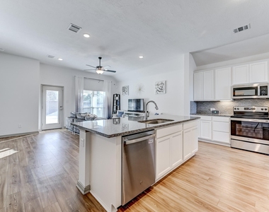 204 Shoreview Drive - Photo Thumbnail 10