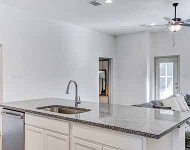 204 Shoreview Drive - Photo Thumbnail 13