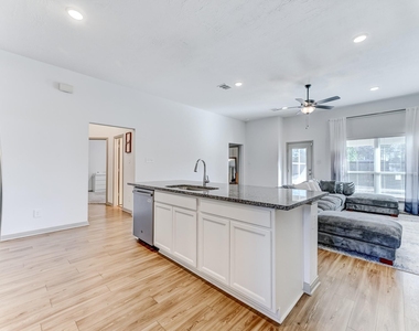 204 Shoreview Drive - Photo Thumbnail 14