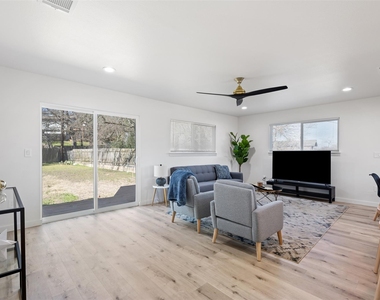 6104 Reicher Drive - Photo Thumbnail 4