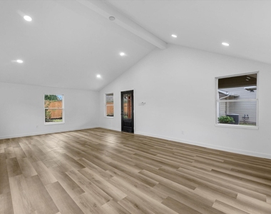 1826 Woodcrest Drive - Photo Thumbnail 25