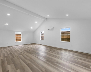 1826 Woodcrest Drive - Photo Thumbnail 23