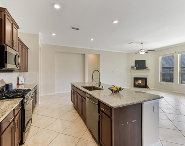 17515 Cypress Hilltop Way - Photo Thumbnail 10