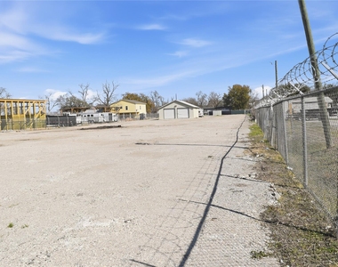 12123 West Dr - Photo Thumbnail 3