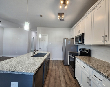 9710 Tuffly Street - Photo Thumbnail 4