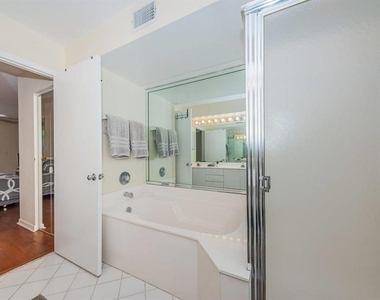 6105 Bahia Del Mar Circle - Photo Thumbnail 16