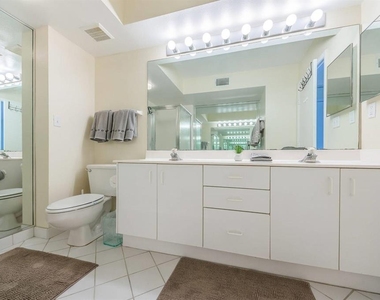 6105 Bahia Del Mar Circle - Photo Thumbnail 15