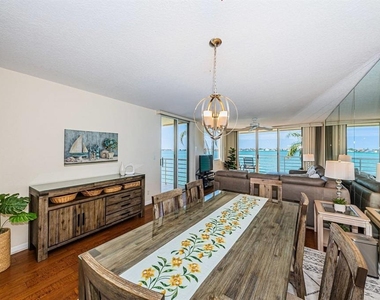 6105 Bahia Del Mar Circle - Photo Thumbnail 7