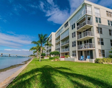 6085 Bahia Del Mar Circle - Photo Thumbnail 18