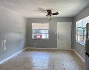 817 Bentley Street - Photo Thumbnail 7