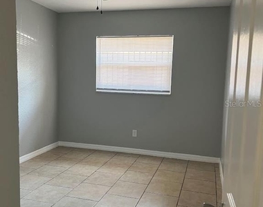 817 Bentley Street - Photo Thumbnail 3